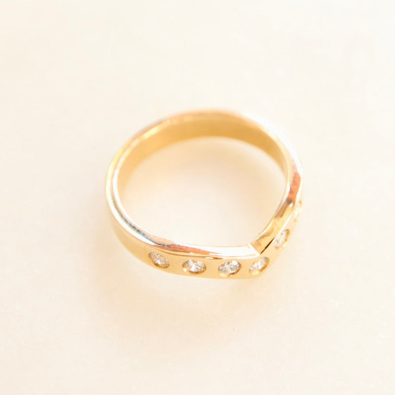 Curved Seven Diamond Band