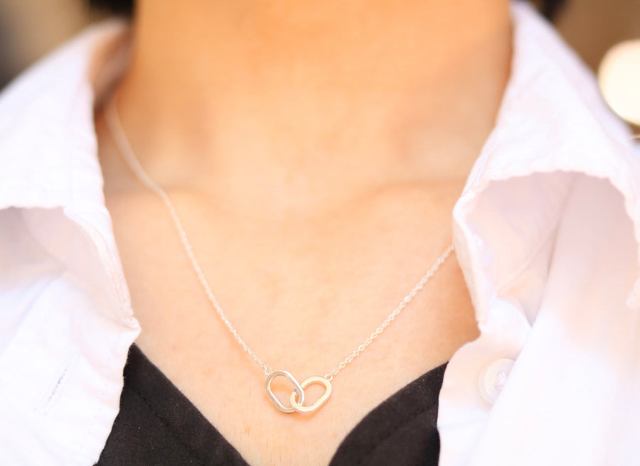 Interlocking Oval Necklace / Silver