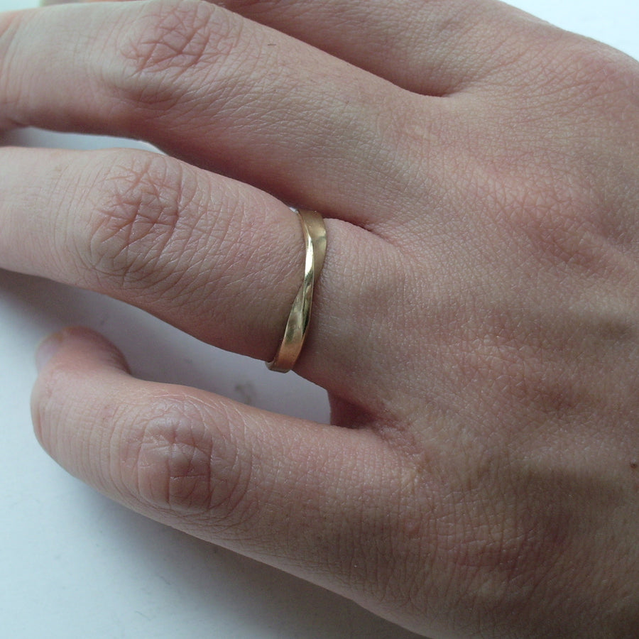 2.4mm Narrow Twisted Ring